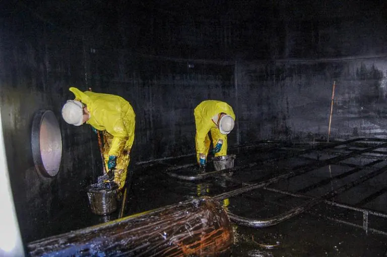 DP tanks Operatives cleaning industrial Oil Tanks